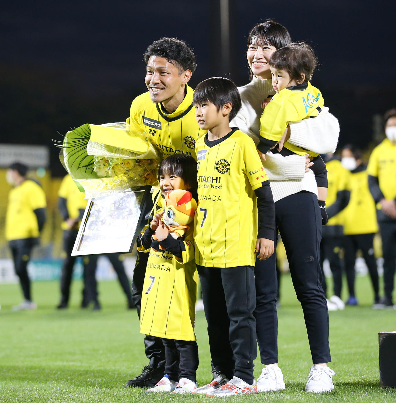 引退セレモニーで家族と記念写真に納まる柏大谷（左上）（撮影・宮地輝）