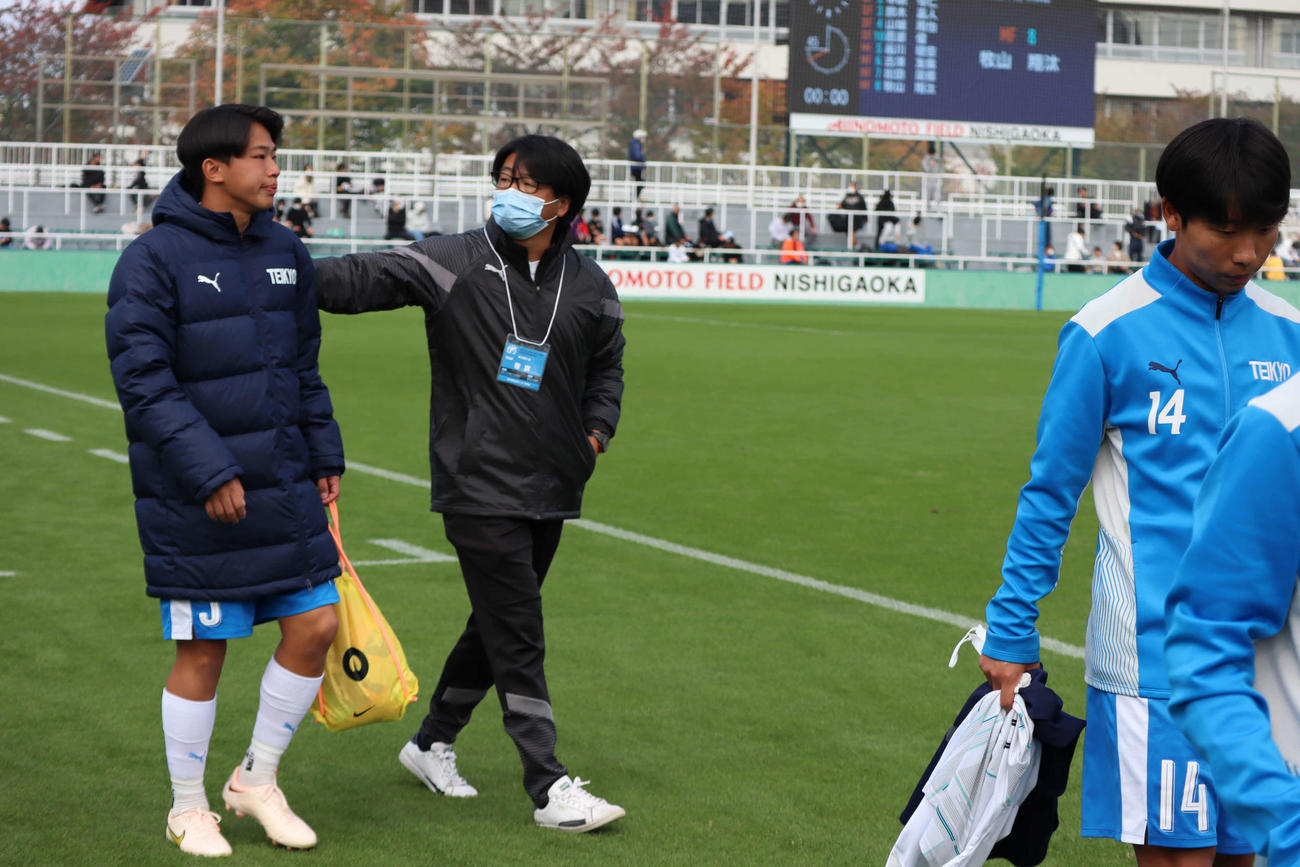 準決勝敗退に肩を落とすU－19日本代表候補のDF入江（左）に声をかける帝京・日比威監督