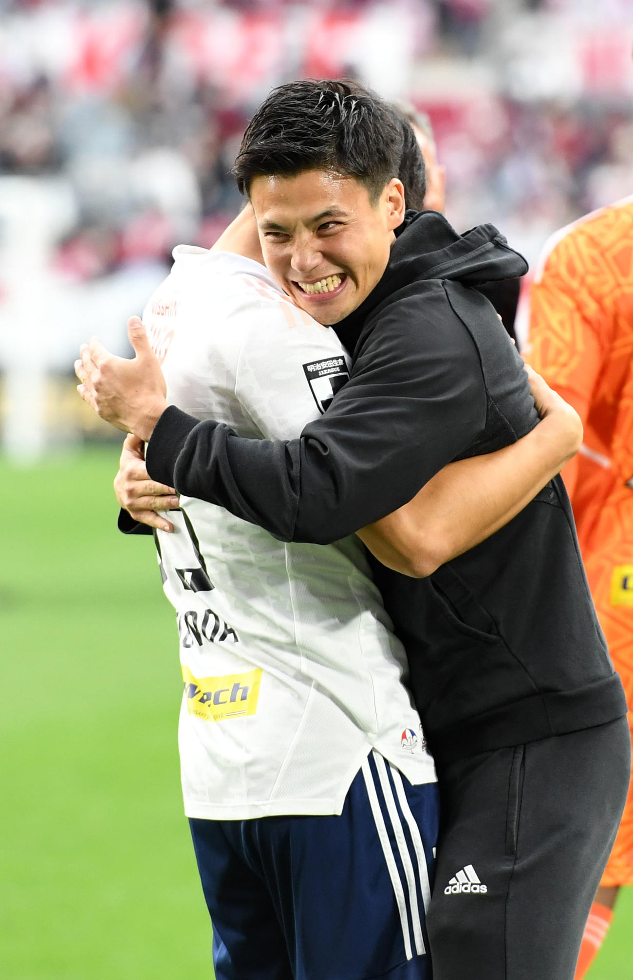 神戸対横浜　優勝を果たしチームメートと抱き合う横浜宮市（右）（撮影・横山健太）