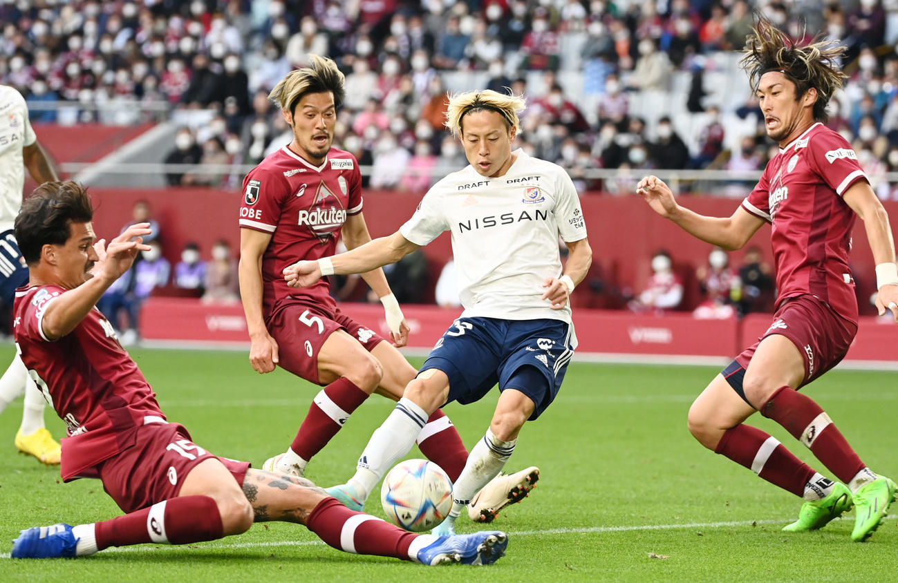 神戸対横浜　後半、ゴールを決める横浜仲川（右から2人目）（撮影・横山健太）