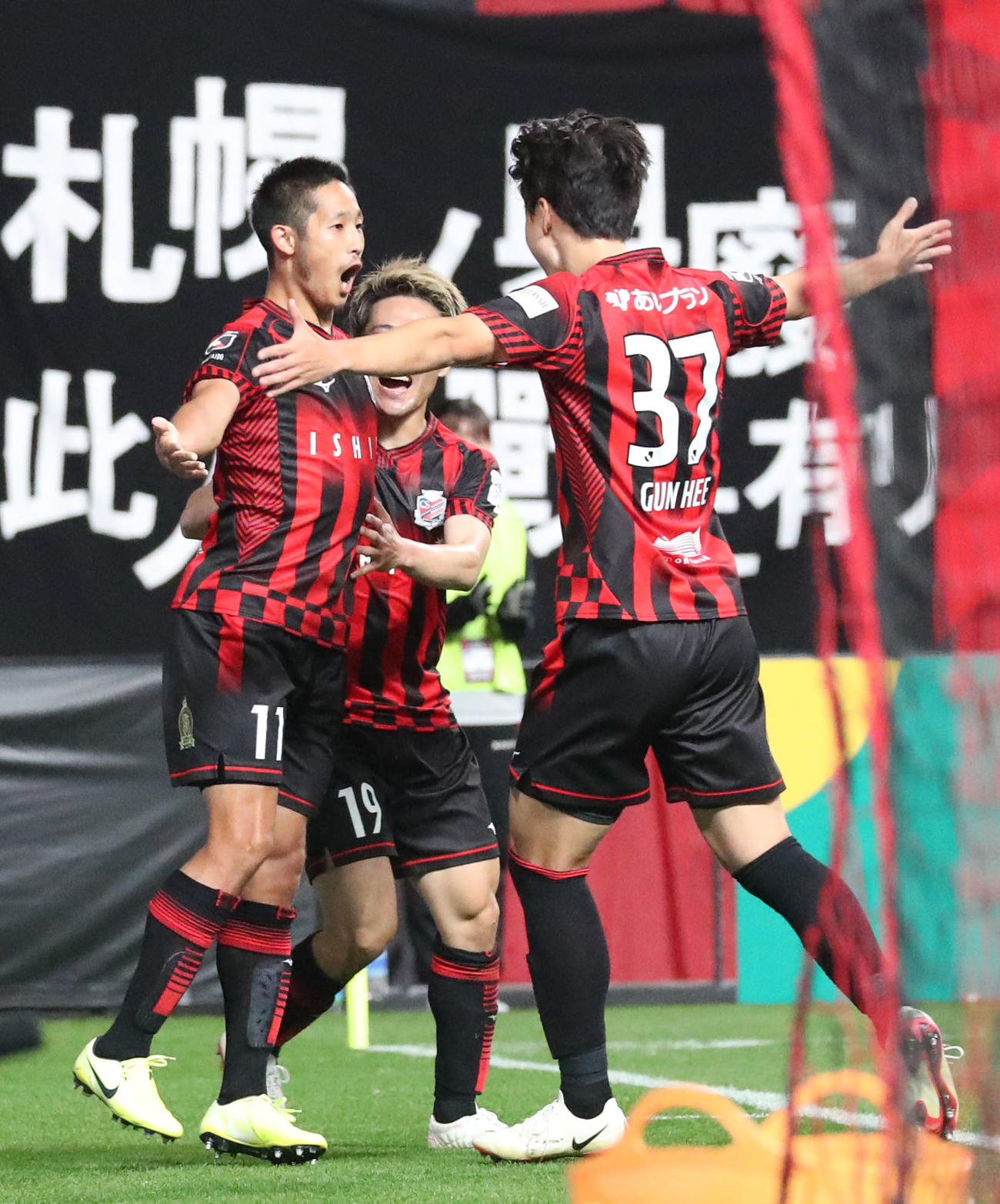 札幌対清水　後半、勝ち越しゴールを決めイレブンと喜び合う札幌青木（左）（撮影・佐藤翔太）