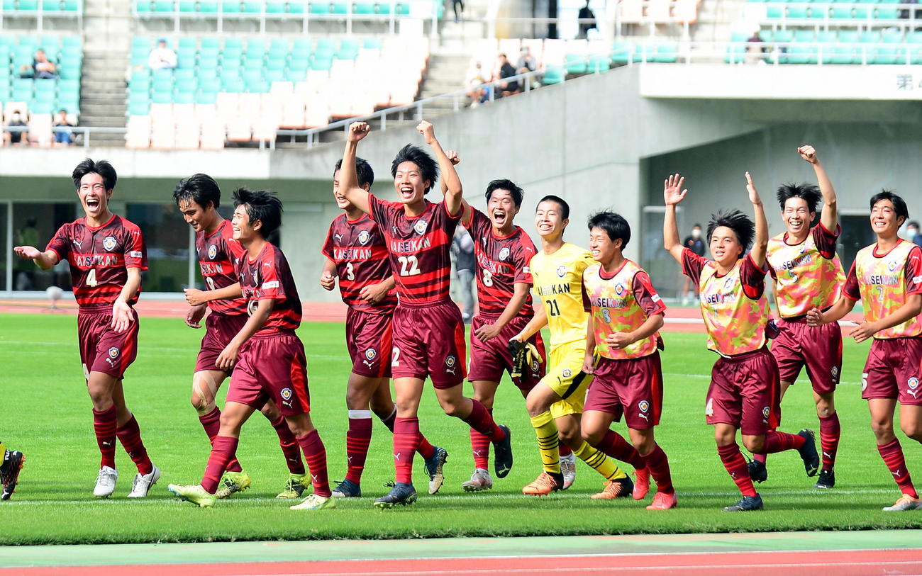 試合後、スタンドの拍手に笑顔で応える浜松開誠館イレブン