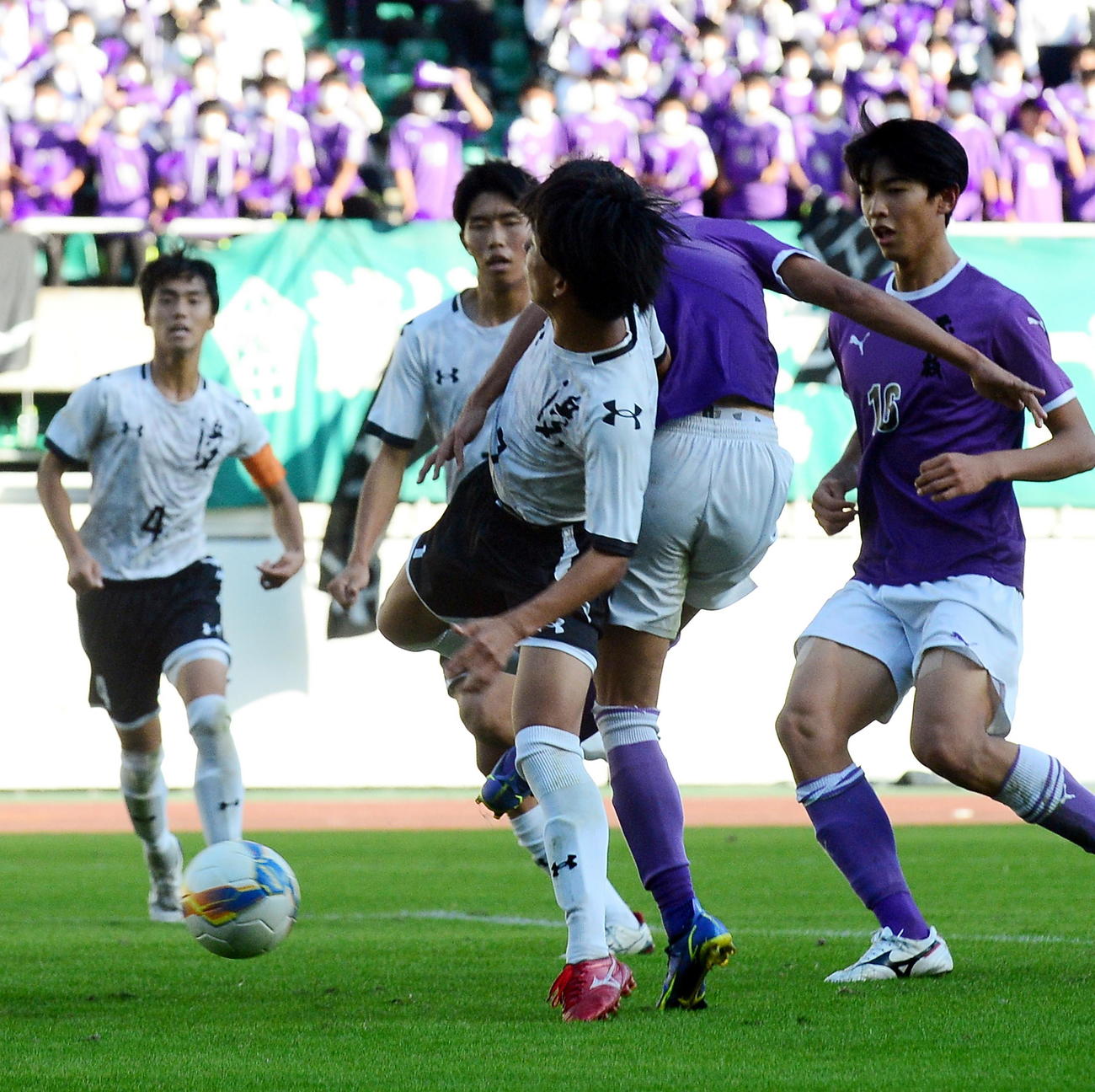延長後半2分、決勝点を決める藤枝東・海貝（右から2人目）
