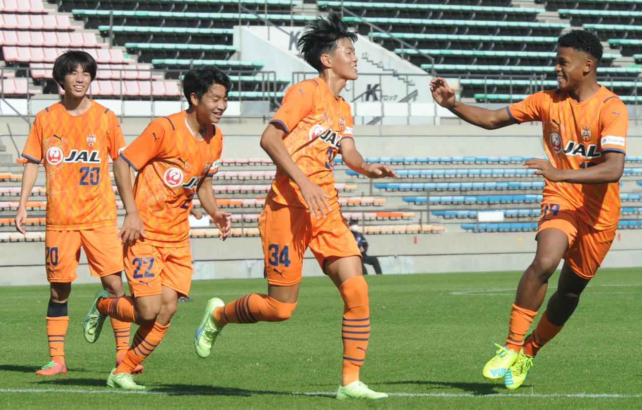 後半ロスタイムに同点ゴールを挙げて喜ぶ清水ユースFW関口（右から2人目）