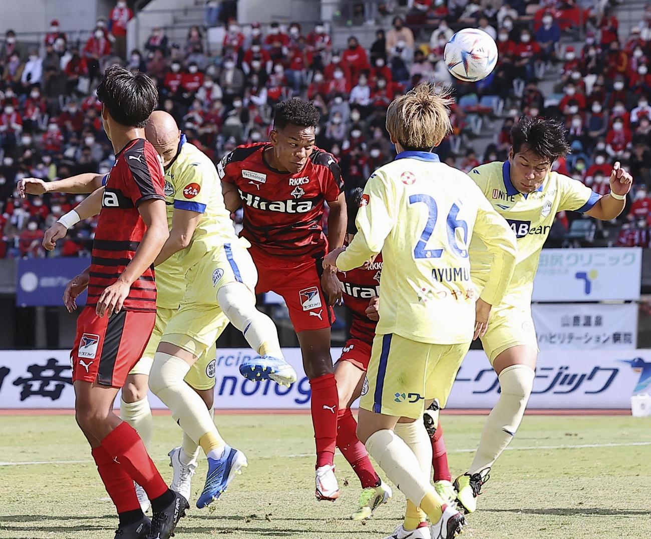 熊本―山形　前半、先制ゴールを決める熊本・イヨハ（左から3人目）（共同）