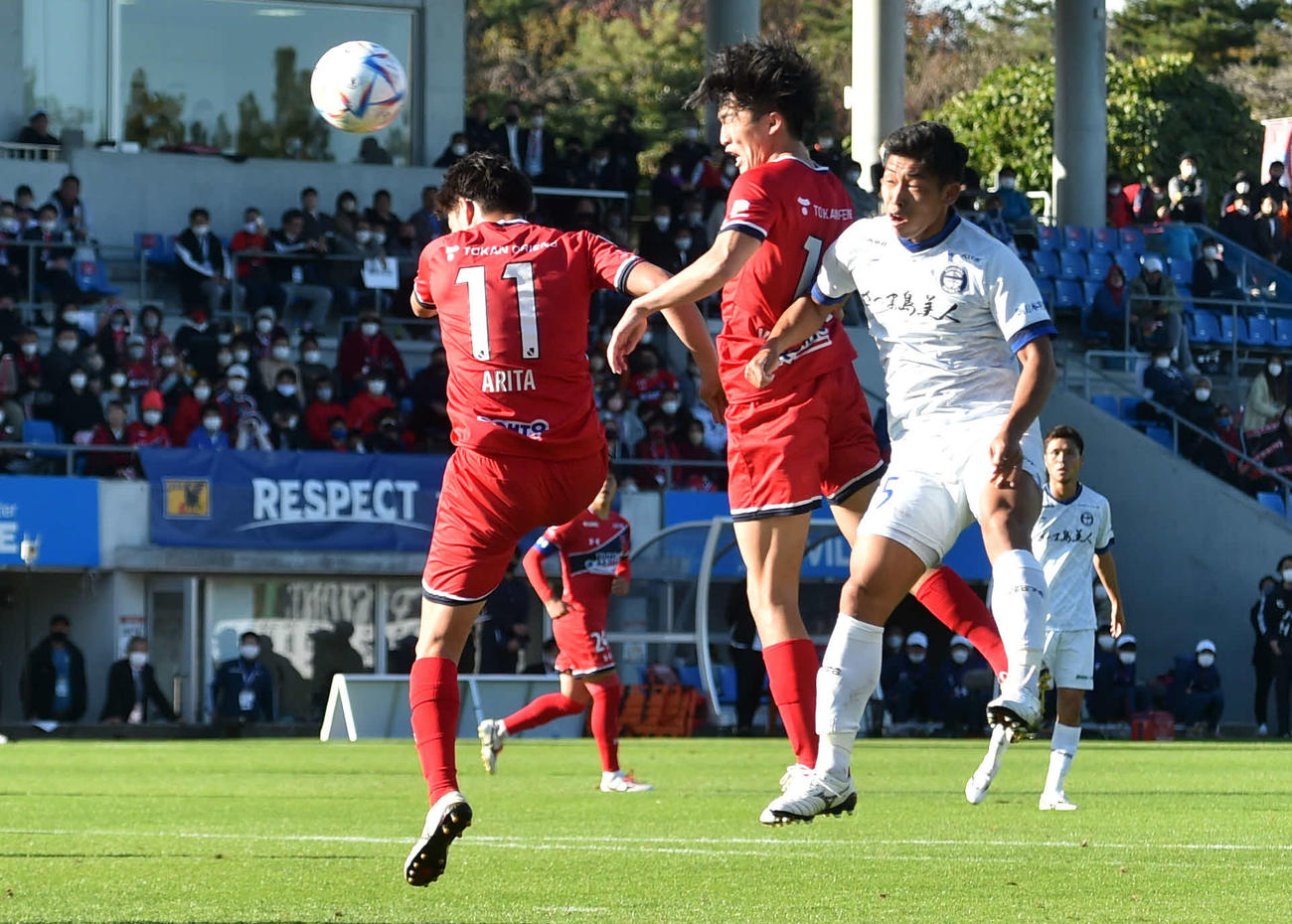 いわき対鹿児島　後半、ヘディングシュートを決めるいわきMF山口（中央）（撮影・相沢孔志）