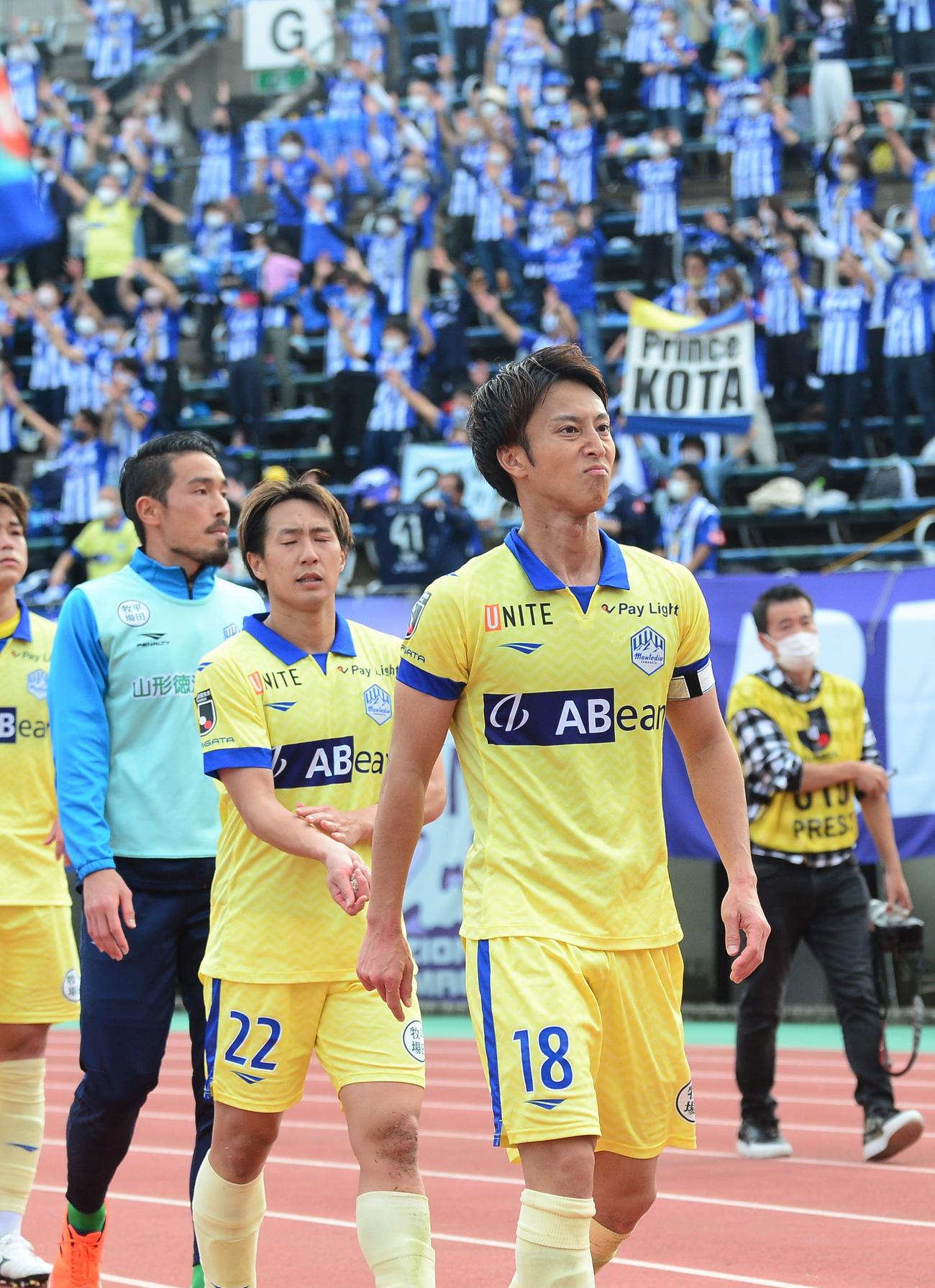 熊本と引き分けに終わり、悔しげな表情を浮かべる山形MF南（手前）