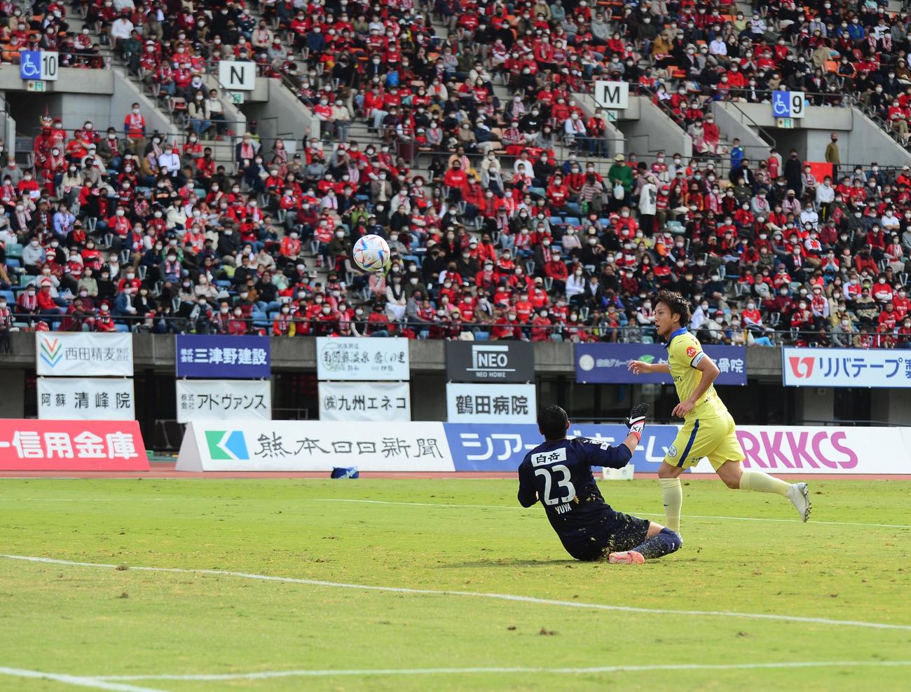熊本対山形　前半24分、一時勝ち越しゴールを決める山形MF南（右）（撮影・佐藤究）