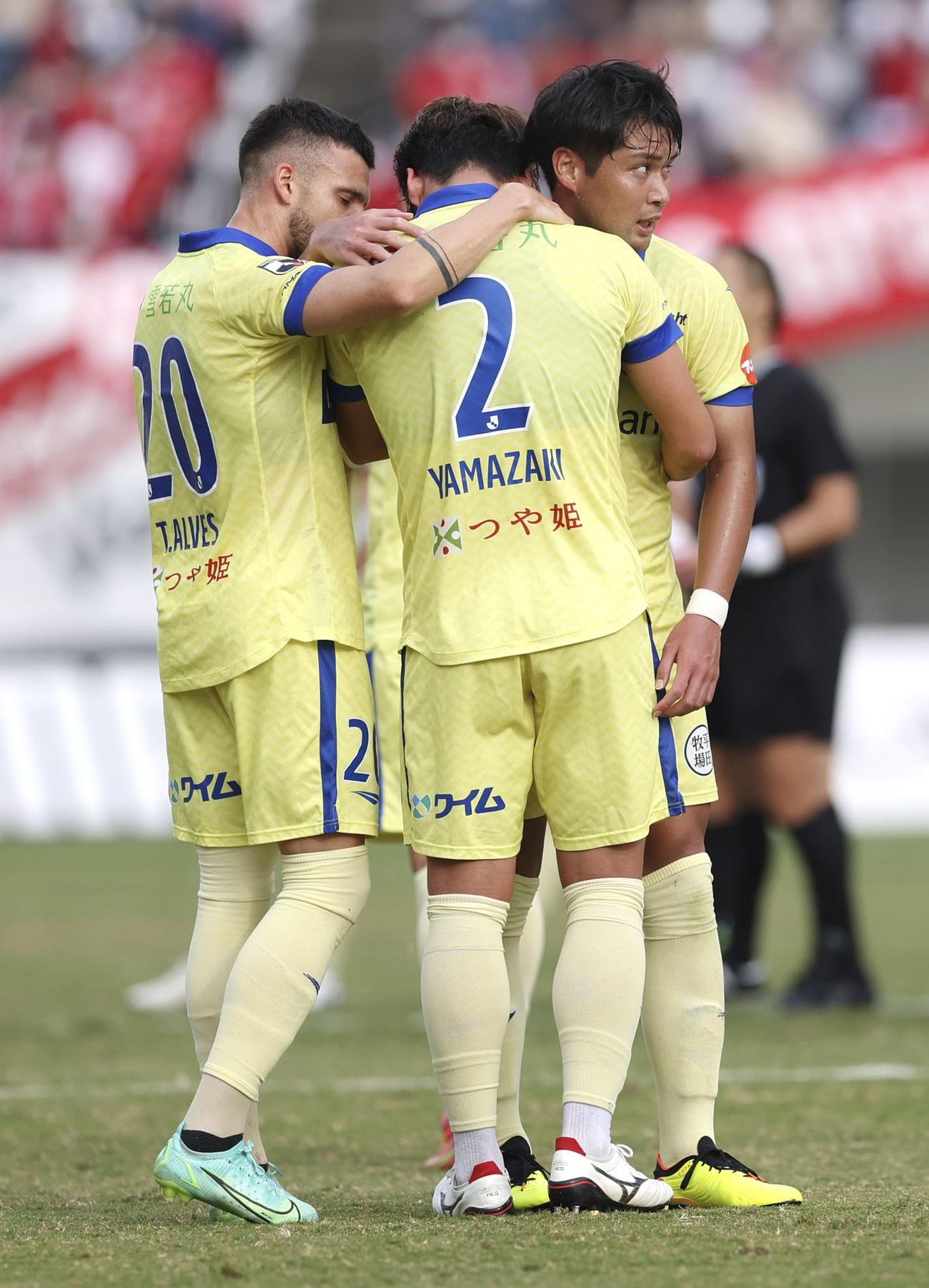 熊本と引き分けて2回戦で敗退し、肩を落とす山形イレブン（共同）