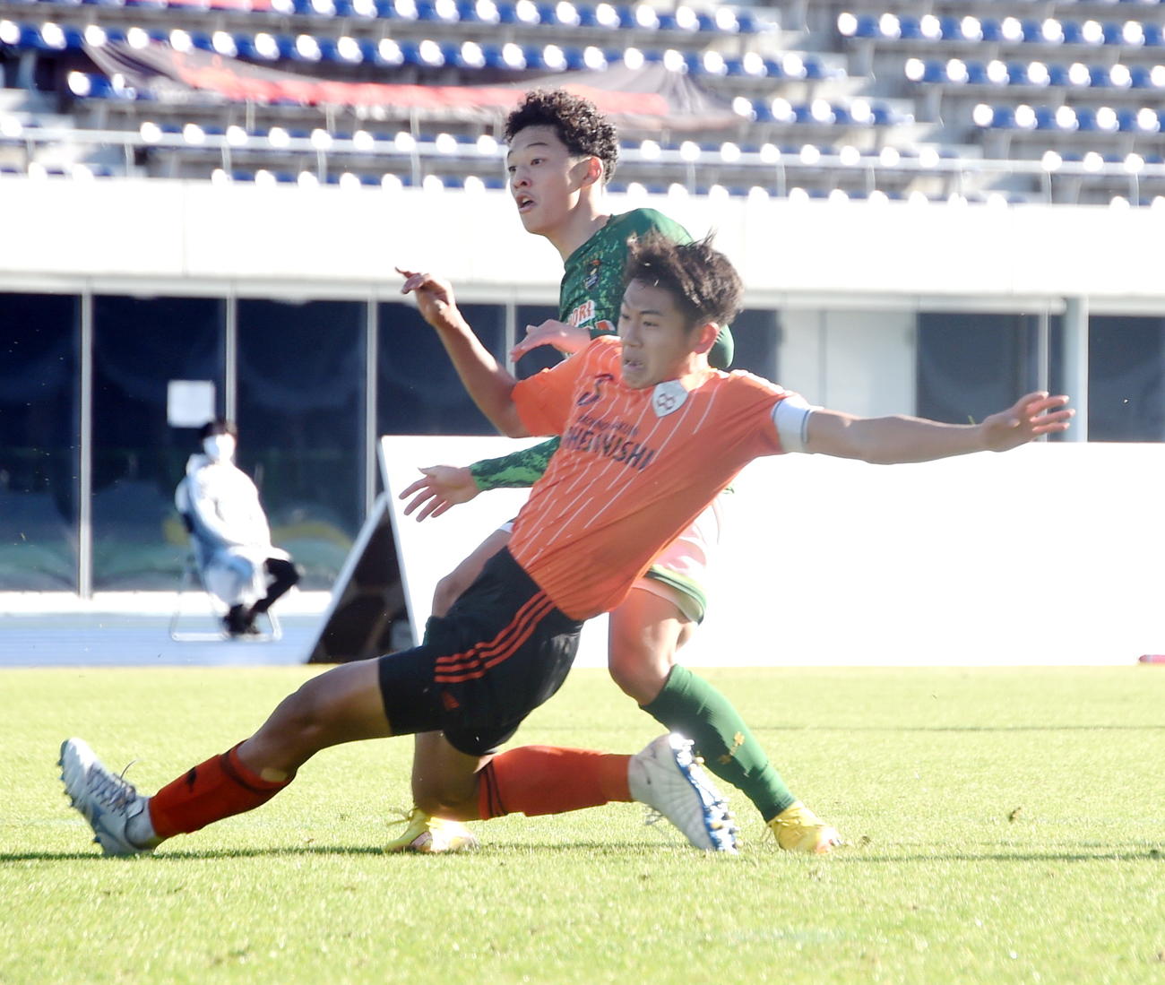 延長後半、決勝ゴールを決める青森山田FW小湊（奥）
