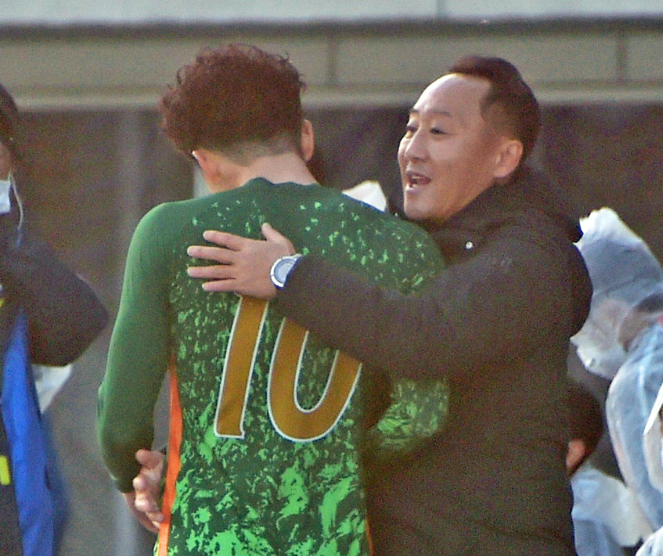 青森山田対八戸学院野辺地西　延長後半、決勝ゴールを決めた青森山田ＦＷ小湊（左）をたたえる黒田監督（撮影・山田愛斗）