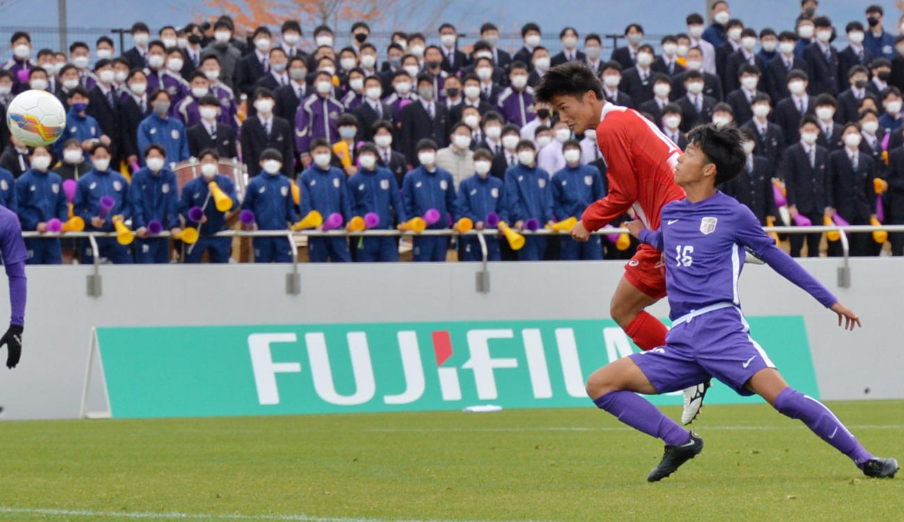 盛岡商対花巻東　前半12分、盛岡商FW原田が先制ヘッドを決める（撮影・濱本神威）
