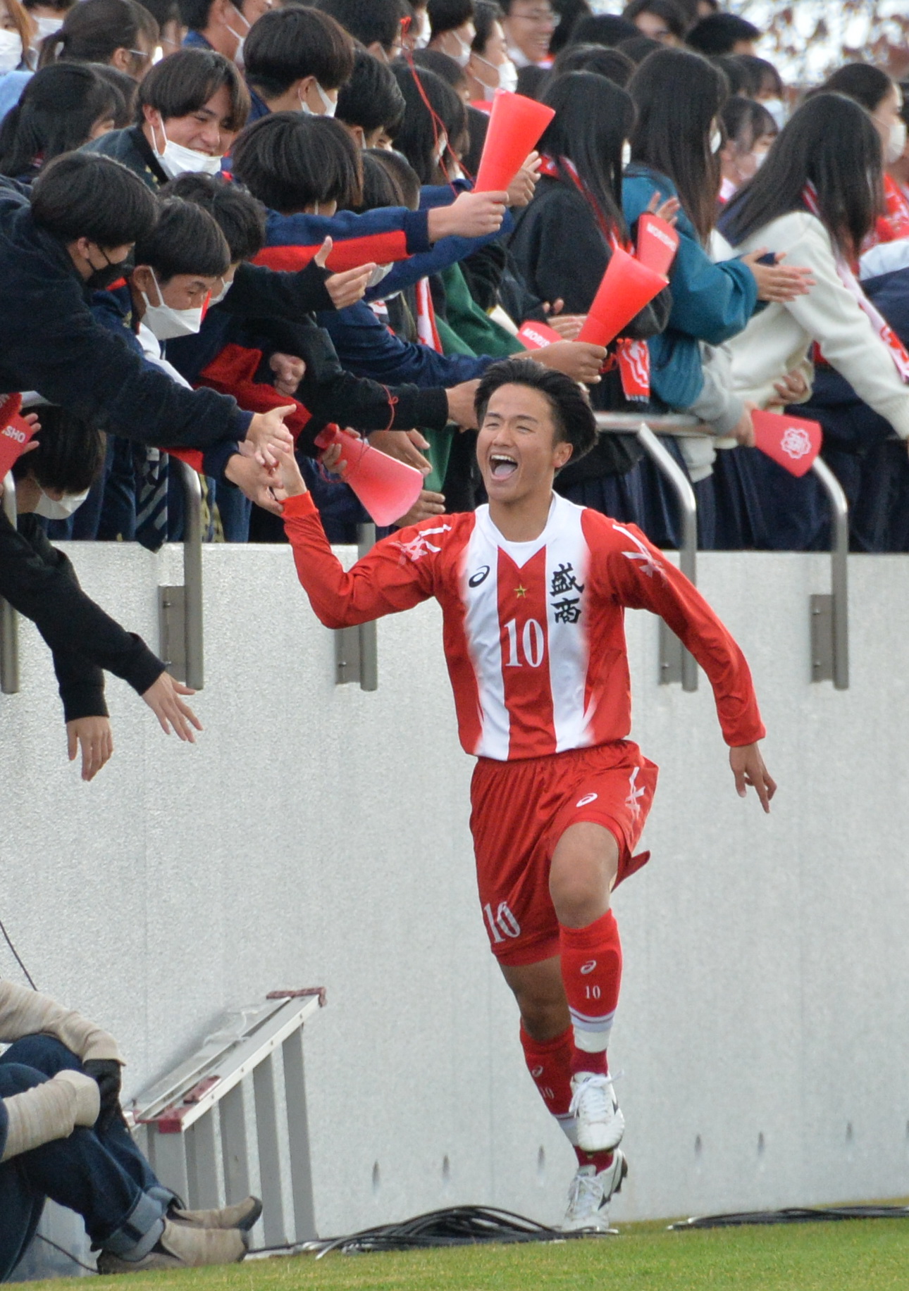 盛岡商対花巻東　後半6分、2点目を決め、応援席から祝福を受ける盛岡商FW原田（撮影・濱本神威）