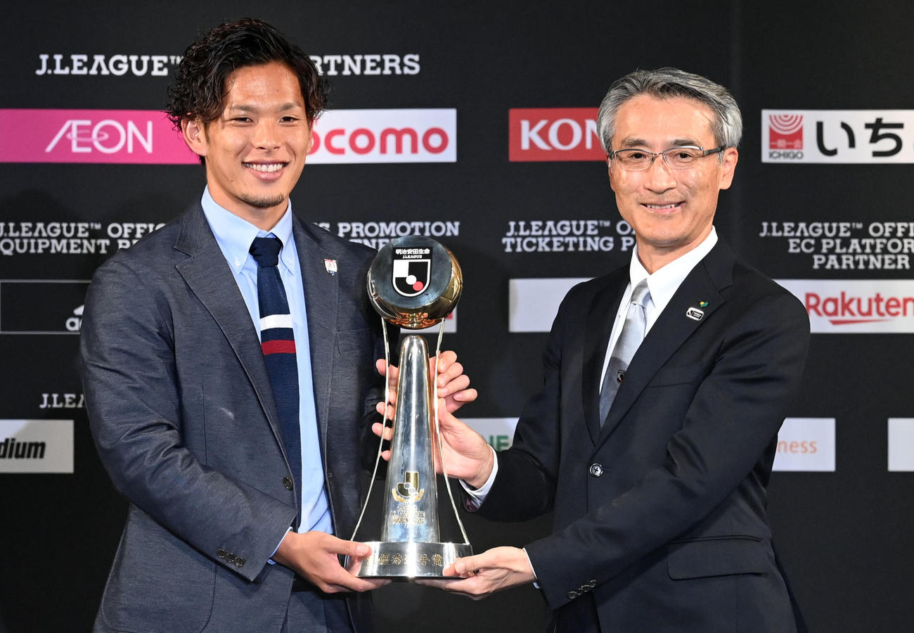 最優秀選手賞を受賞した横浜の岩田（左）（撮影・たえ見朱実）