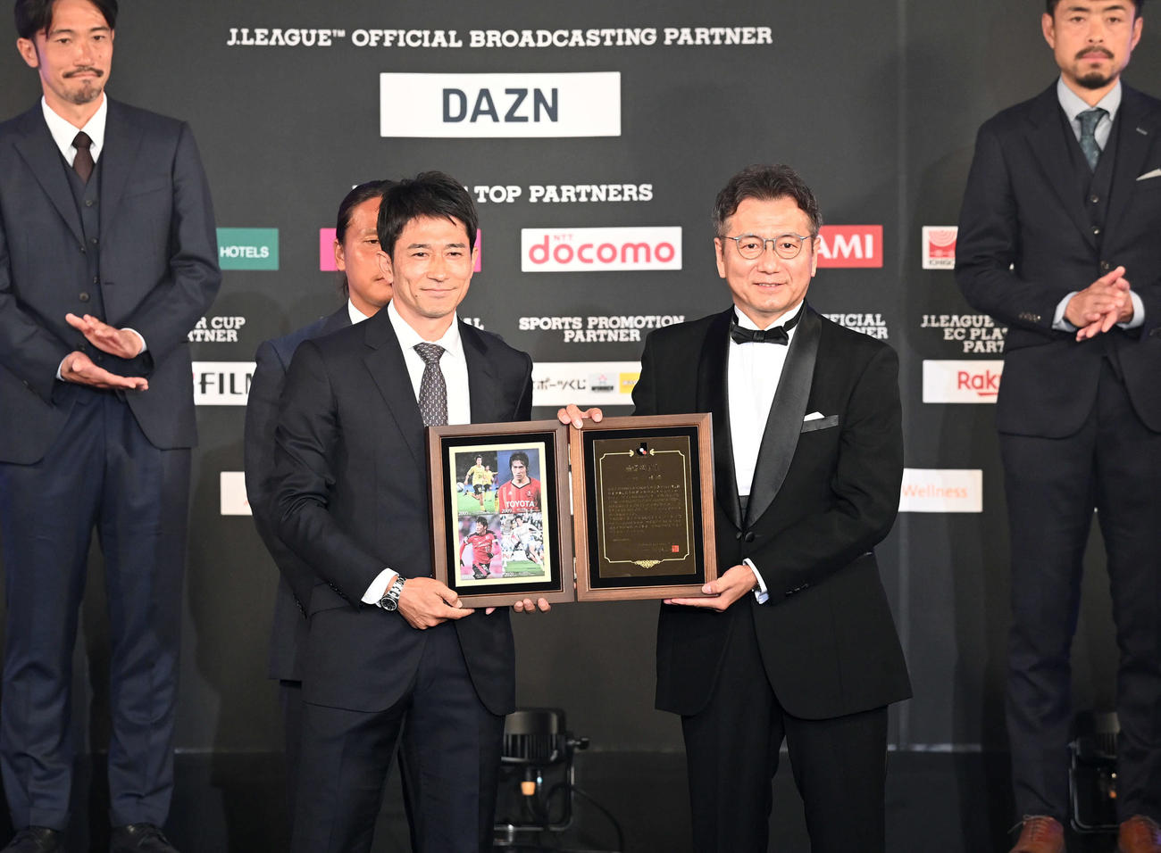 功労賞を受賞した玉田氏。右は野々村チェアマン（撮影・たえ見朱実）