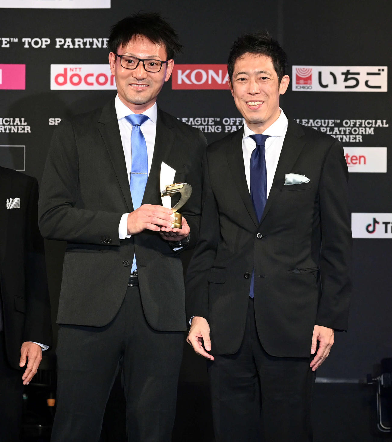 最優秀主審賞を受賞した佐藤隆治氏（左）（撮影・たえ見朱実）