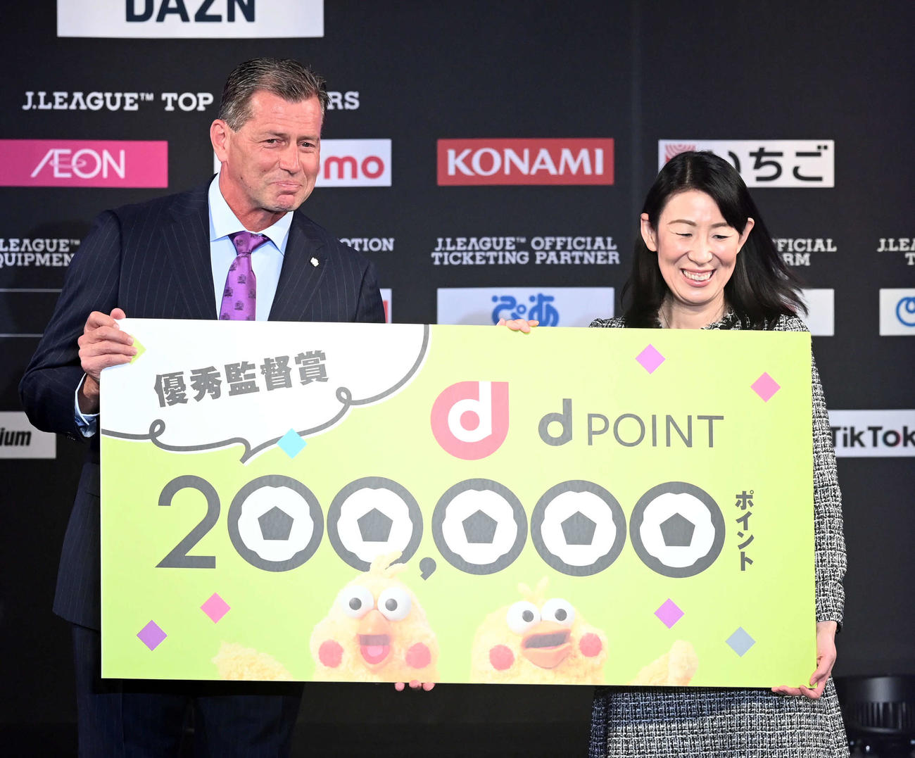 優秀監督賞を受賞した広島のミヒャエル・スキッべ監督（撮影・たえ見朱実）