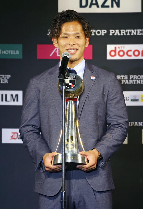 最優秀選手賞を初受賞し、笑顔であいさつする横浜Mの岩田智輝（共同）