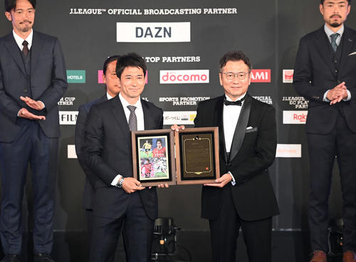 功労賞を受賞した玉田氏。右は野々村チェアマン（撮影・たえ見朱実）