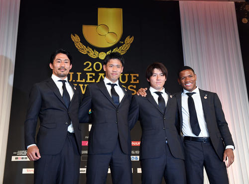 式典後に記念撮影する川崎Fの選手たち。左から家長、山根、脇坂、マルシーニョ（撮影・たえ見朱実）