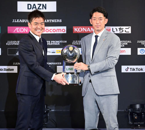 フェアプレー賞高円宮杯を受賞し代表でトロフィーを受け取る浦和のGK西川（左）と清水のGK権田（撮影・たえ見朱実）