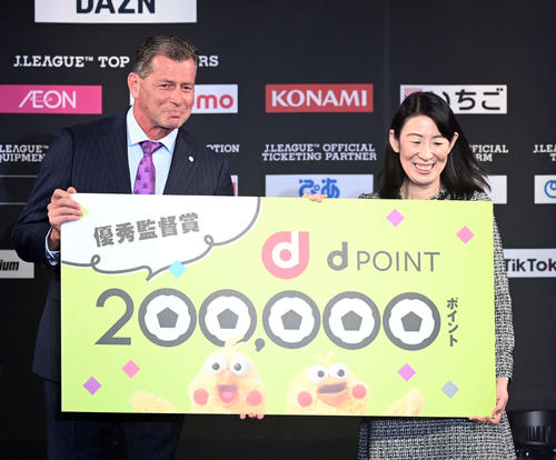優秀監督賞を受賞した広島のミヒャエル・スキッべ監督（撮影・たえ見朱実）