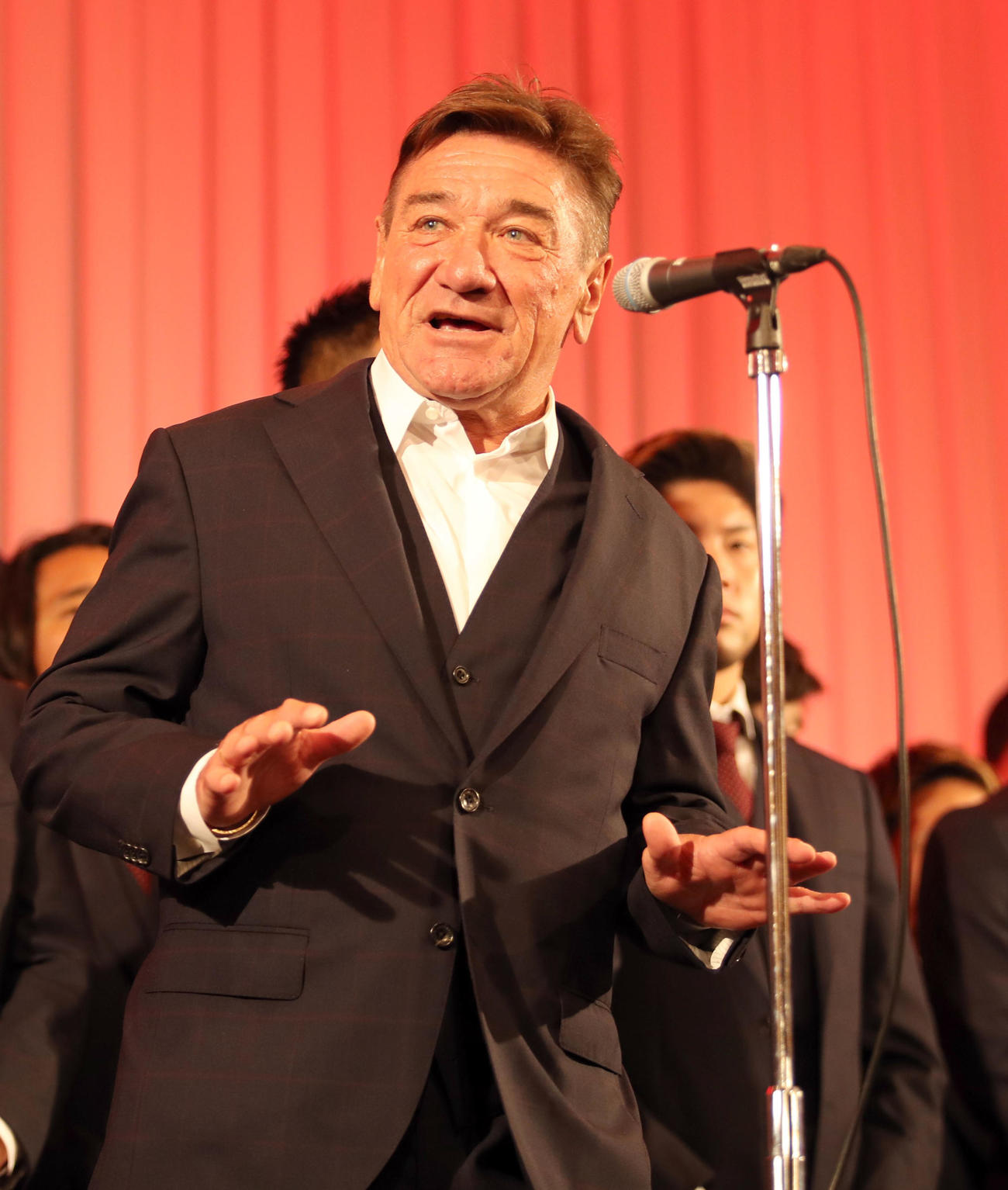 「感謝の集い」に出席しあいさつをする札幌ペトロビッチ監督（撮影・佐藤翔太）