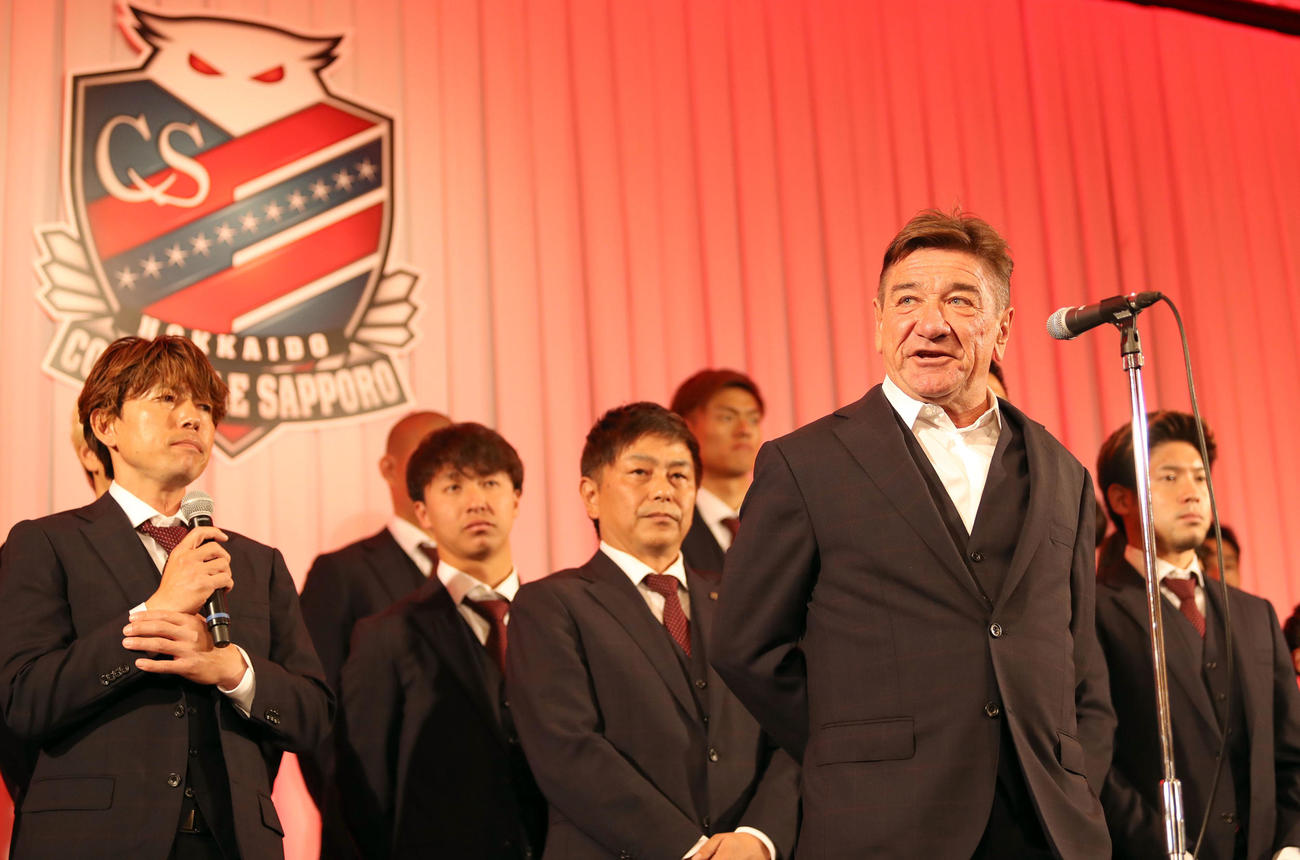 「感謝の集い」に出席しあいさつをする札幌ペトロビッチ監督（撮影・佐藤翔太）