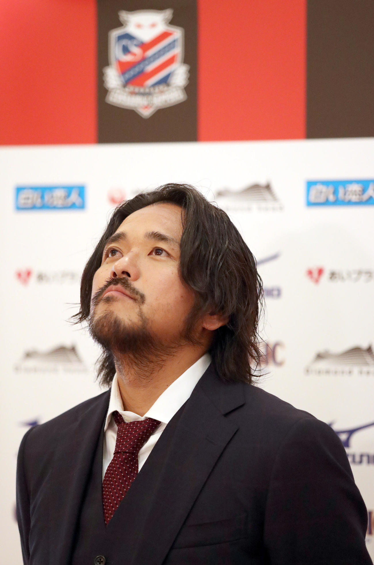 「感謝の集い」に出席し囲み取材に応じる札幌興梠（撮影・佐藤翔太）