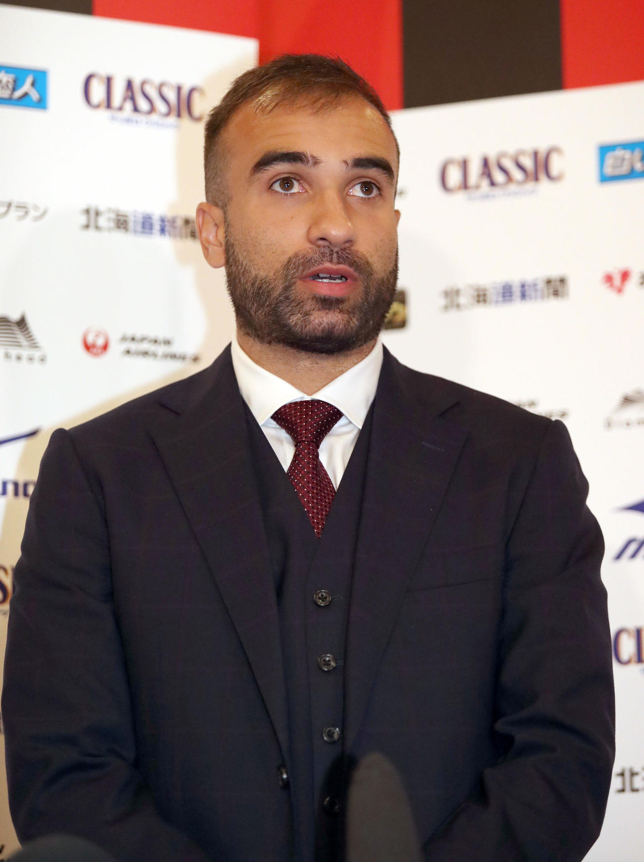 「感謝の集い」に出席し囲み取材に応じる札幌シャビエル（撮影・佐藤翔太）