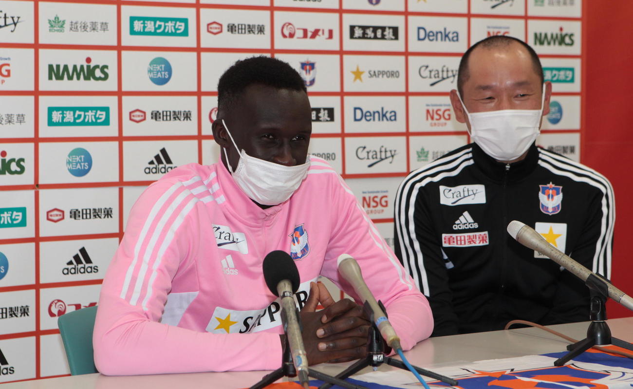 W杯カタール大会のオーストラリア代表に選出されたJ2新潟のトーマス・デン（左）が記者会見で笑顔を見せる