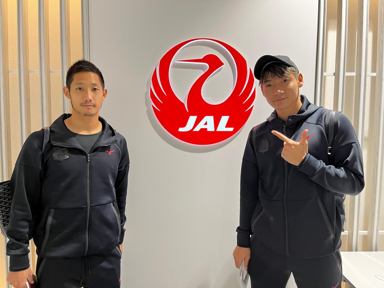 タイ遠征に出発した札幌青木（左）と岡村（クラブ提供）