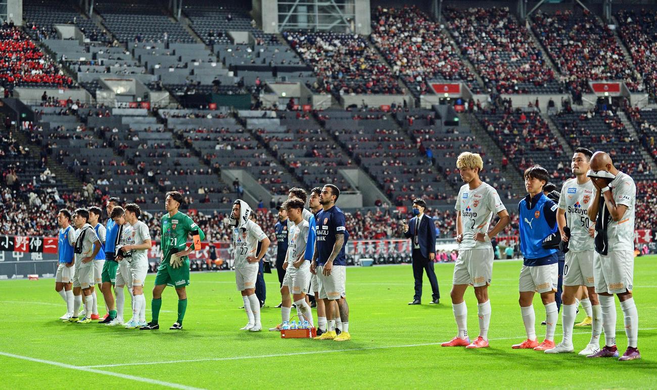 最終節で来季のJ2降格が決まり、肩を落とす清水の選手たち