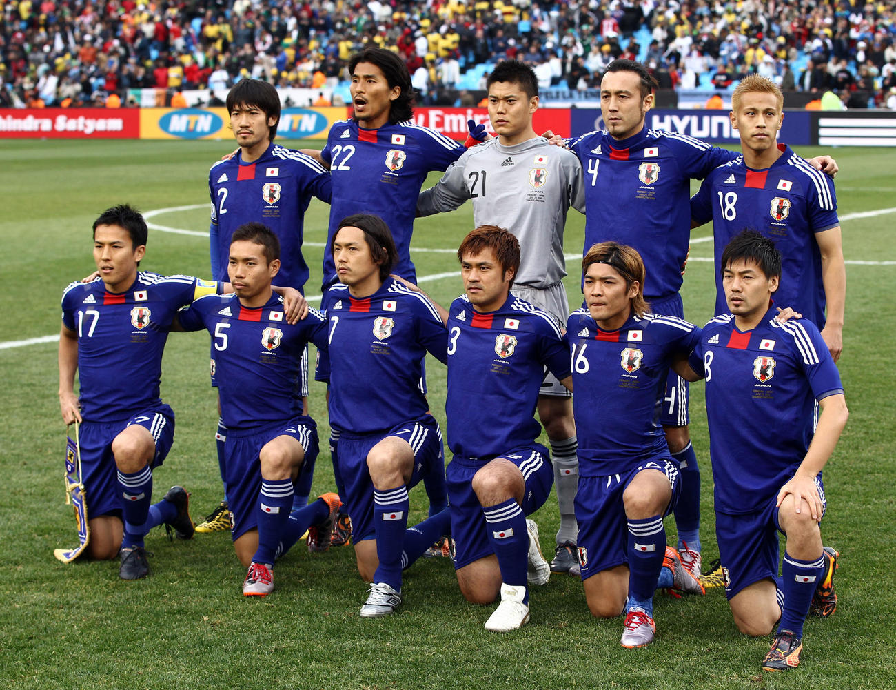 10年6月、W杯南アフリカ大会の決勝トーナメント1回戦パラグアイ戦に臨む日本代表先発メンバー。前列左から長谷部、長友、遠藤、駒野、大久保、松井、後列左から阿部、中沢、GK川島、田中マルクス闘莉王、本田