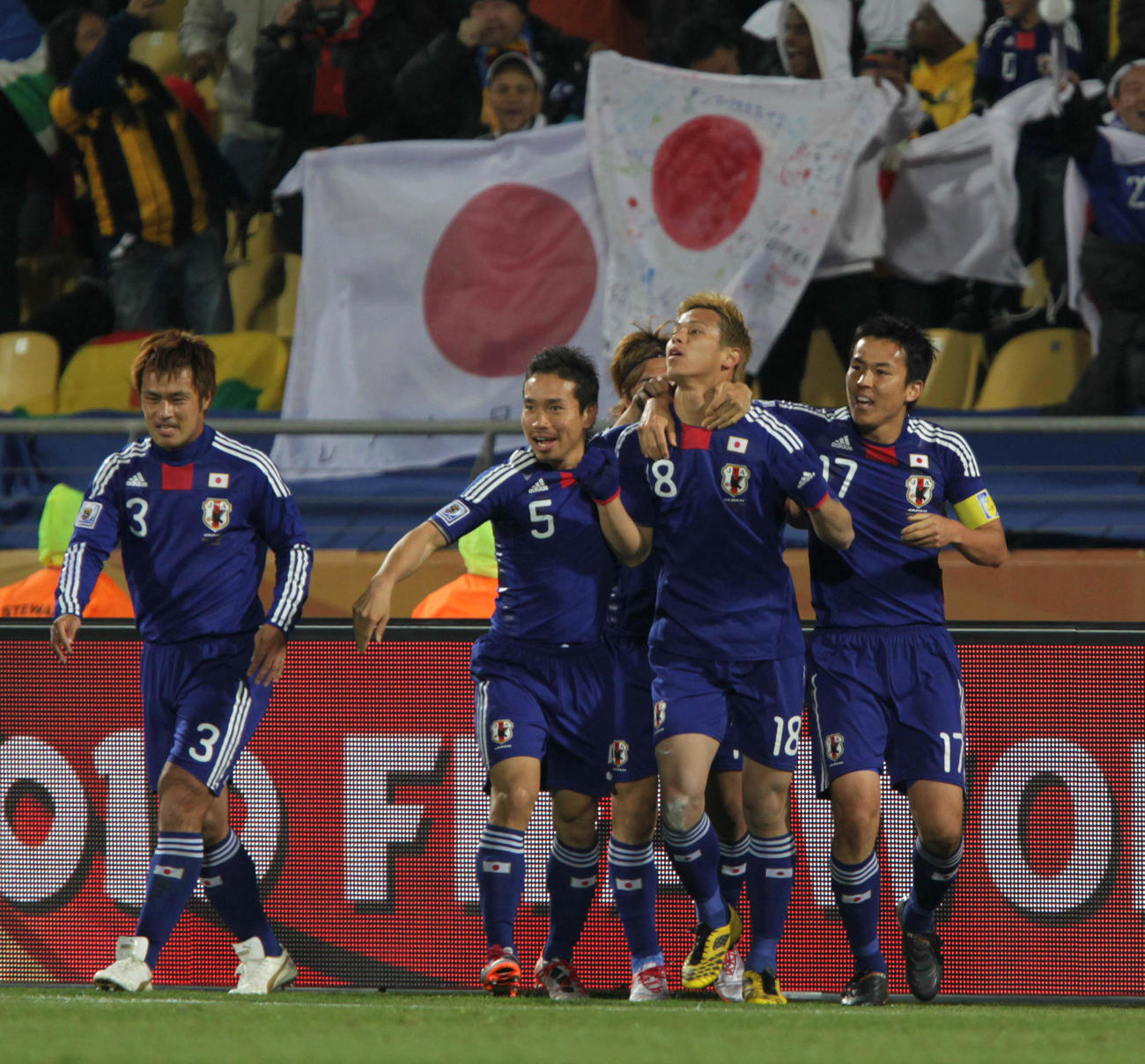 W杯南アフリカ大会1次リーグE組　日本対デンマーク　前半17分、ゴールを決めイレブンと喜び合うFW本田(右から2人目)に駆け寄り祝福する左からDF駒野、DF長友、FW大久保、1人おいてMF長谷部（2010年6月24日撮影）