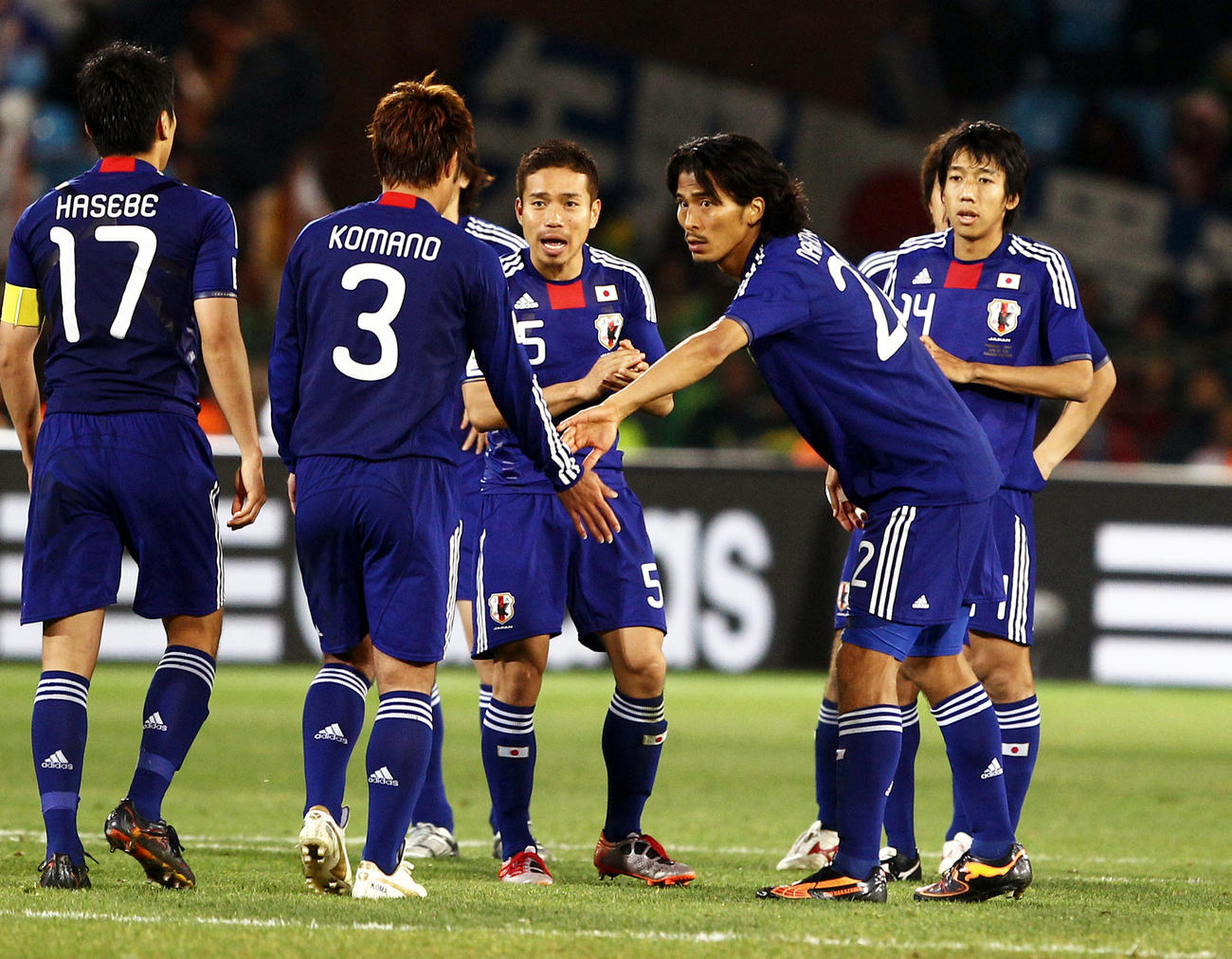 W杯南アフリカ大会決勝トーナメント1回戦　PK戦でPKを外したDF駒野友一を迎えるDF中沢佑二（2010年6月29日撮影）
