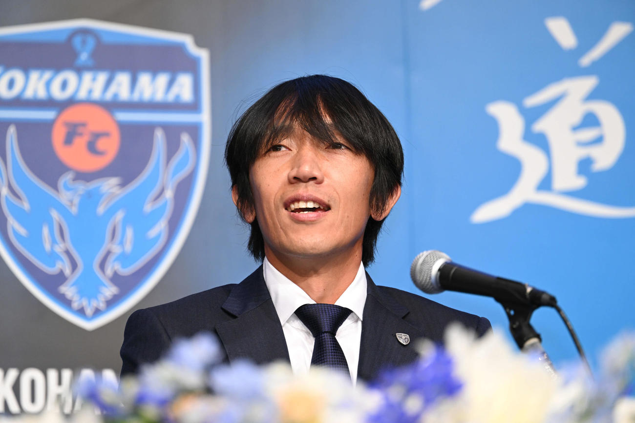 引退記者会見に臨む横浜FC中村（撮影・滝沢徹郎）