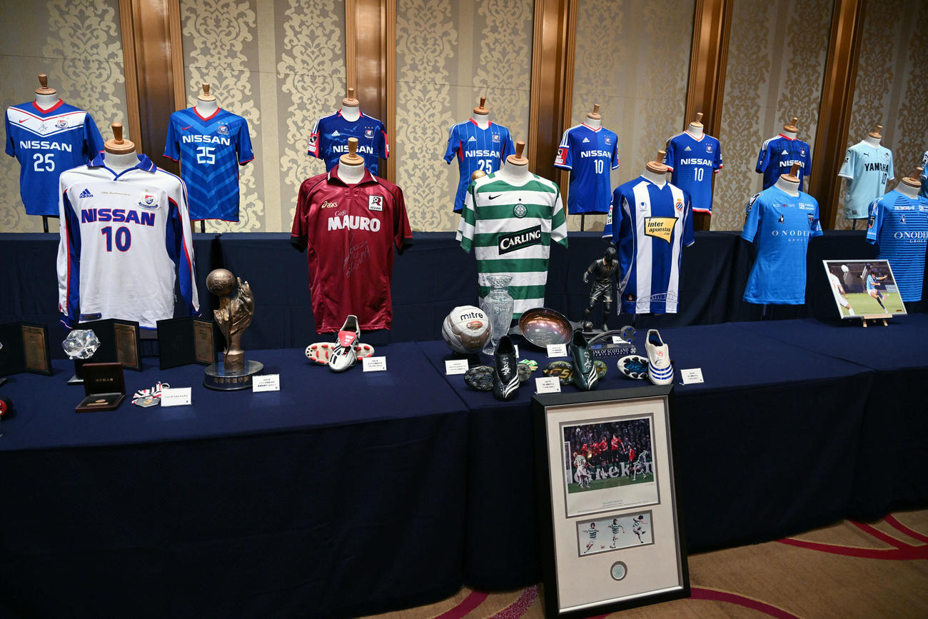 会場に飾られた横浜FC中村の歴代のユニホームら（撮影・滝沢徹郎）