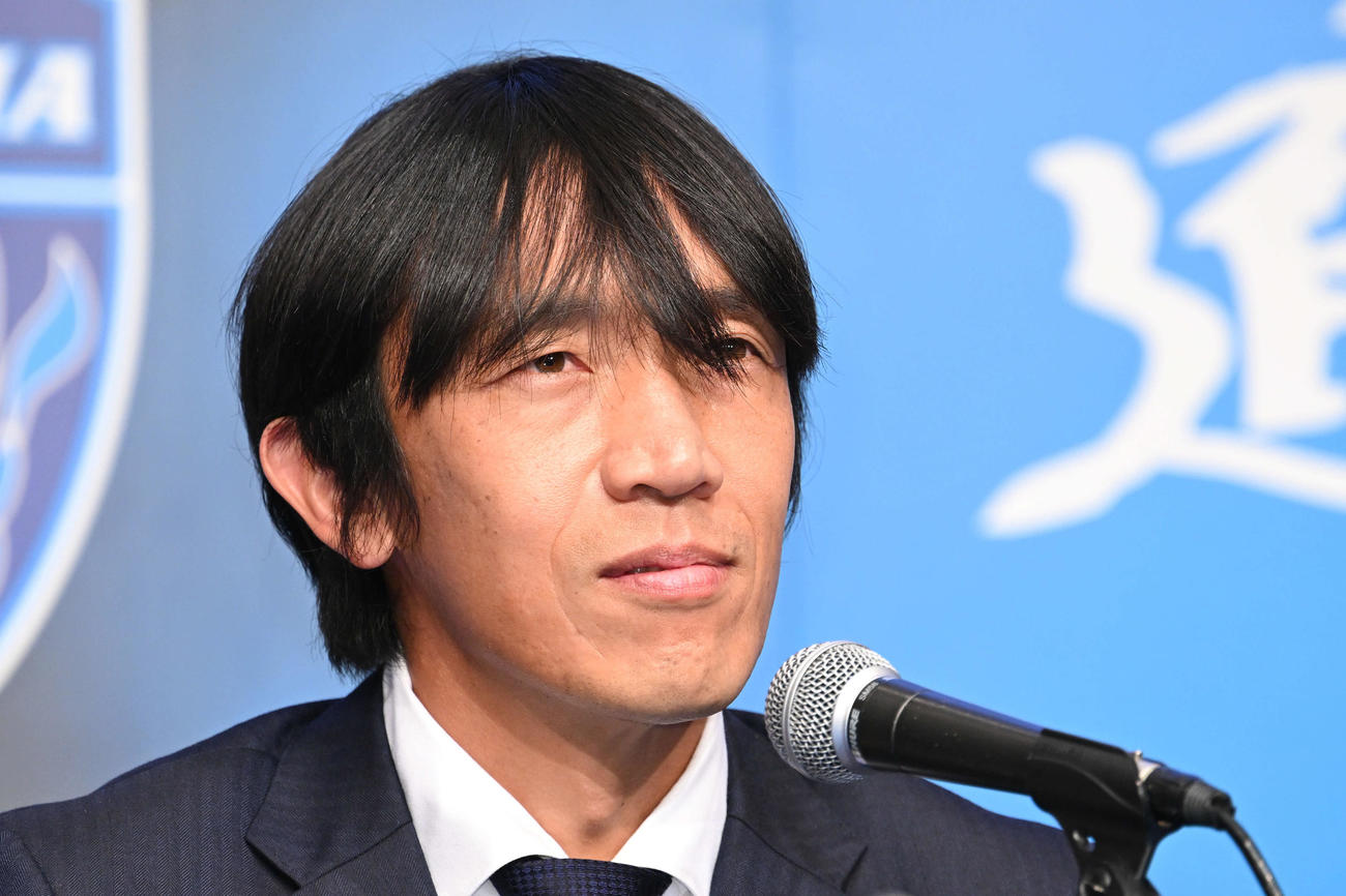 引退記者会見で話す横浜FC中村（撮影・滝沢徹郎）