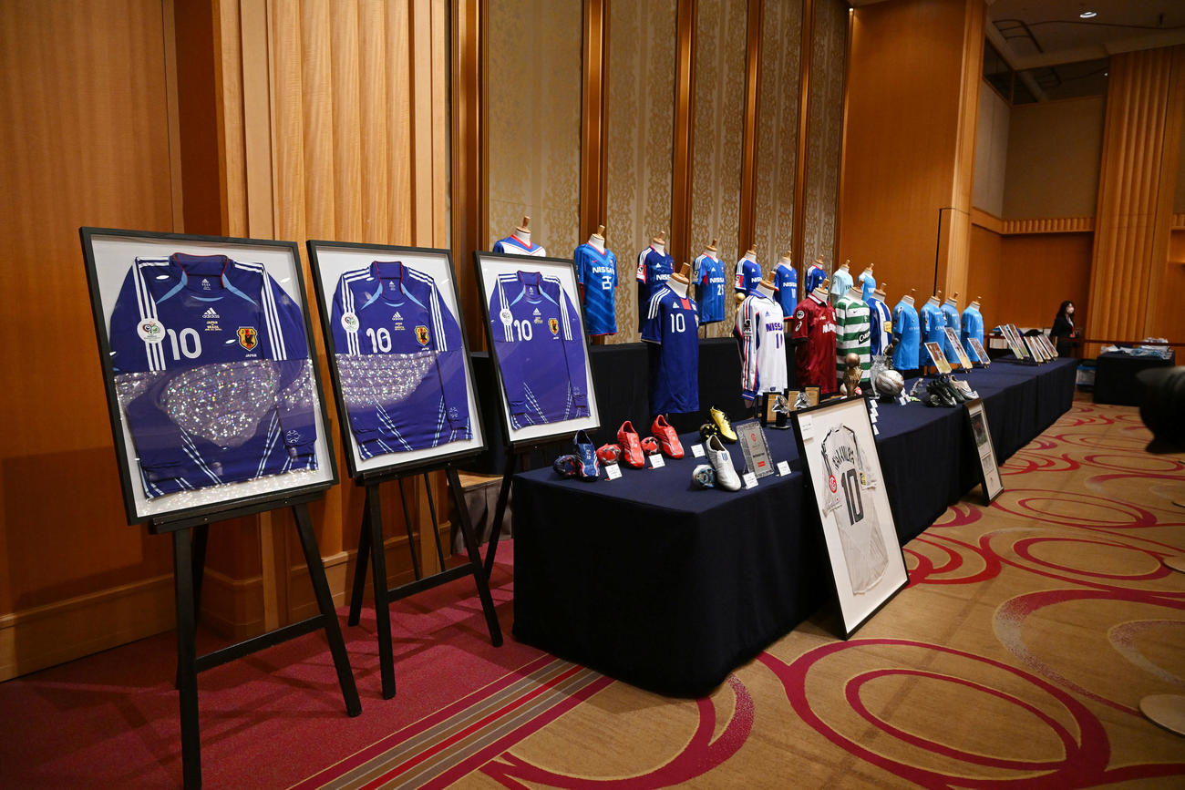 会場に飾られた横浜FC中村の歴代のユニホームら（撮影・滝沢徹郎）