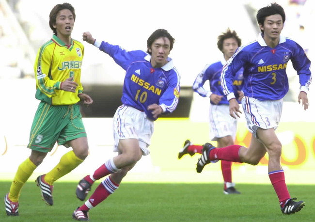 左から市原MF山口智、横浜MF中村俊輔、横浜DF松田直樹（2000年11月撮影）