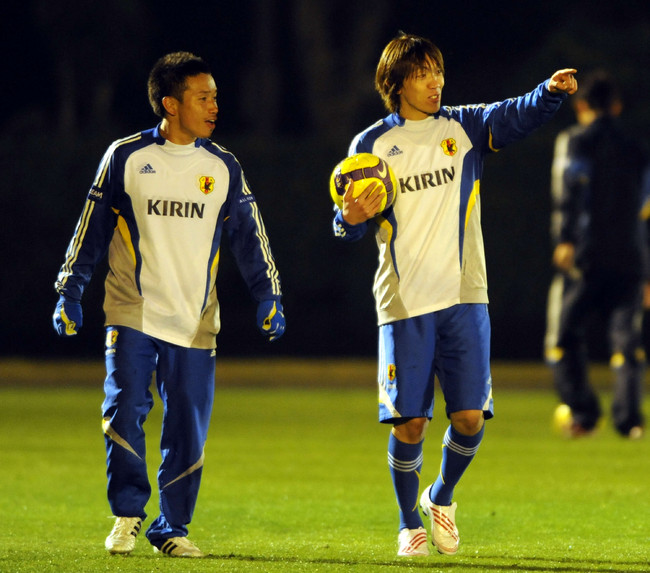 日本代表練習　練習後、長友佑都（左）と熱心に話し込む中村俊輔(2009年3月25日)
