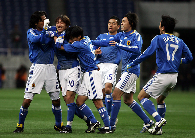 Ｗ杯アジア最終予選A組　日本対バーレーン　後半2分、ゴールを決めるガッツポーズする中村俊輔を中心に歓喜の輪ができた　左から中沢佑ニ、１人おいて田中達也、長友佑都、遠藤保仁、長谷部誠（09年3月28日）