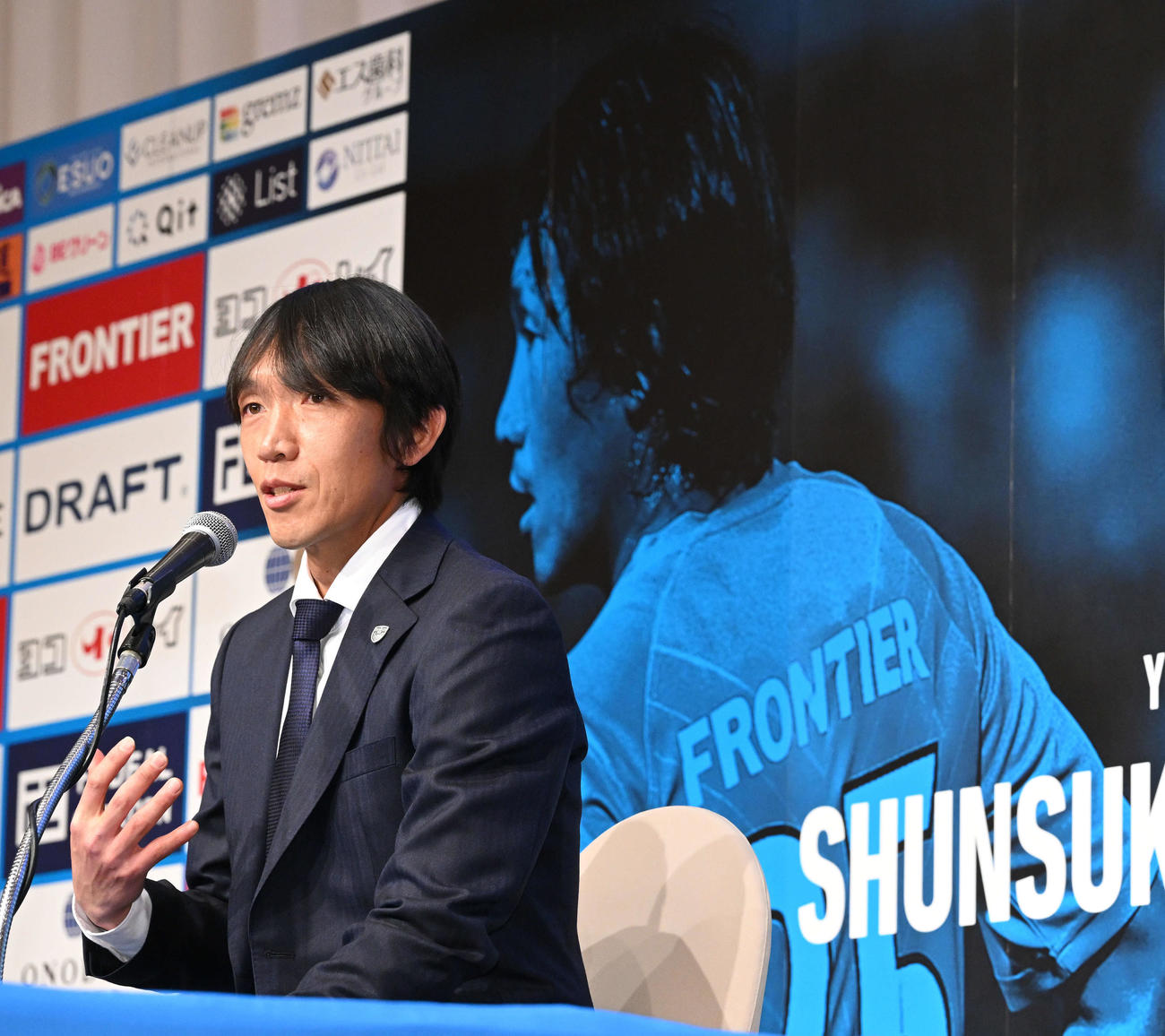 引退記者会見で話す横浜FC中村（撮影・滝沢徹郎）