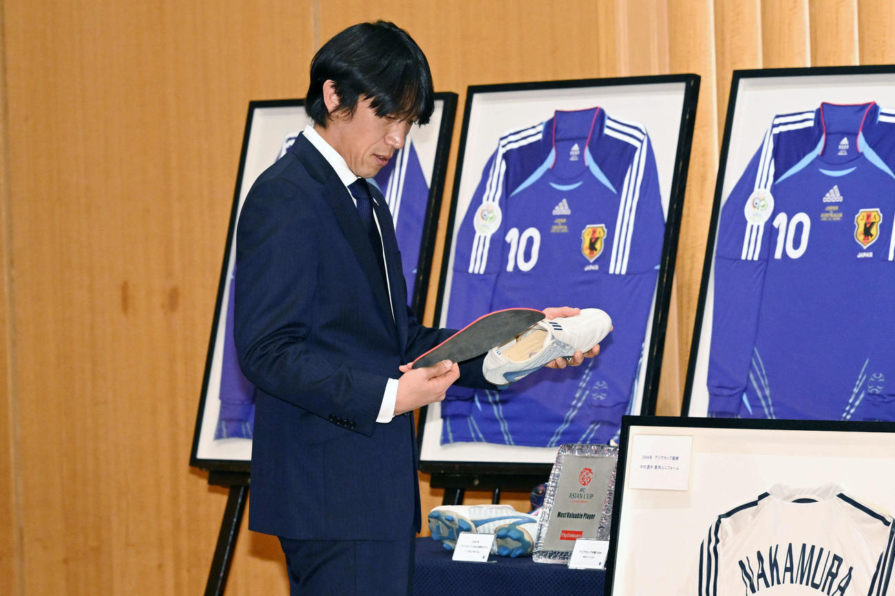 引退記者会見を終え思い出の品を手にする横浜FC中村（撮影・滝沢徹郎）