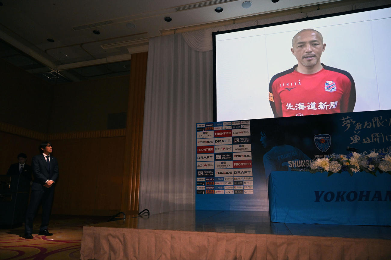 引退記者会見で札幌小野からのビデオメッセージを見つめる横浜FC中村（撮影・滝沢徹郎）