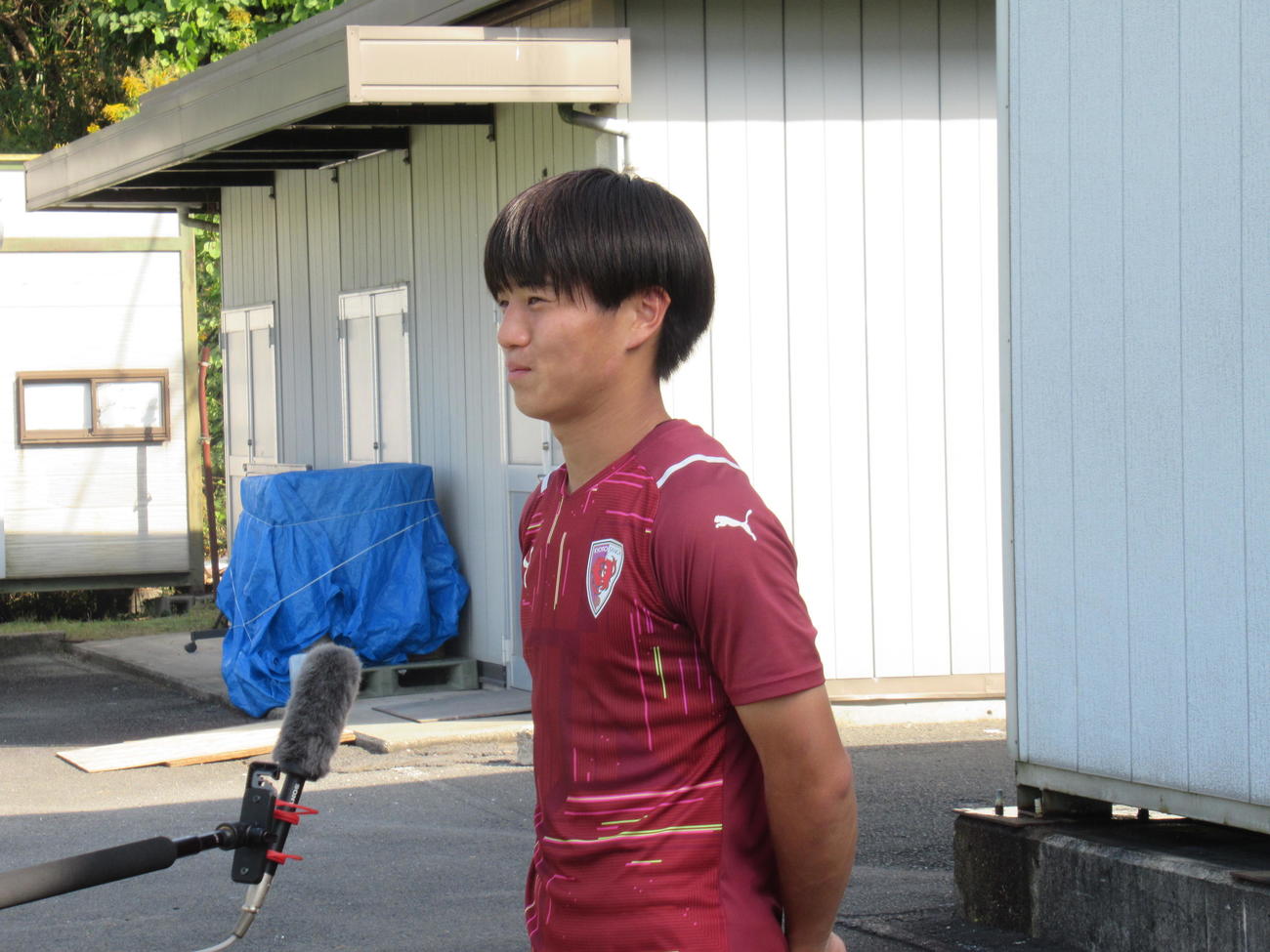 練習後に報道陣の取材を受ける京都のMF川崎