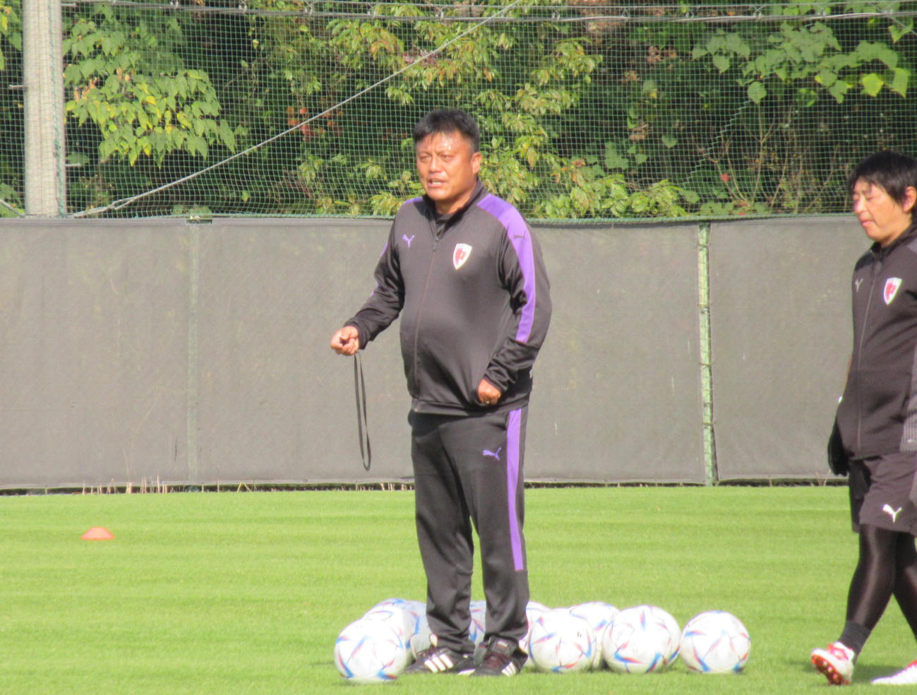 練習で指示を出す京都の曹貴裁監督