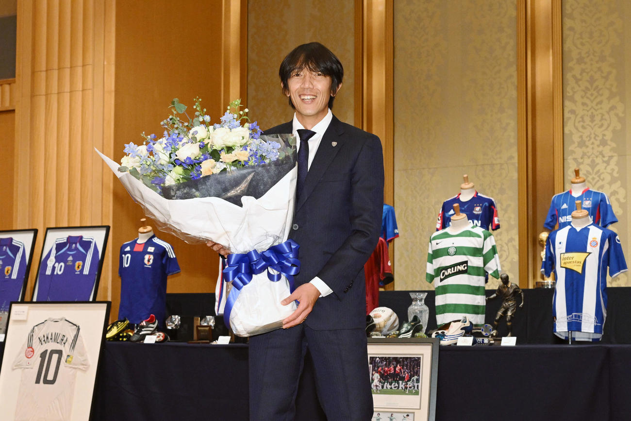 引退記者会見を終え思い出の品々を背に記念撮影する横浜FC中村（撮影・滝沢徹郎）