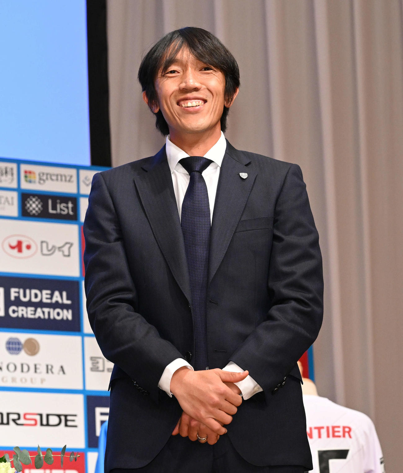 引退記者会見でサプライズゲストのYS横浜松井の登場に笑顔の横浜FC中村（撮影・滝沢徹郎）